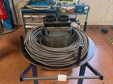 une photo d'une machine équipée d'un tuyau, posée sur une table