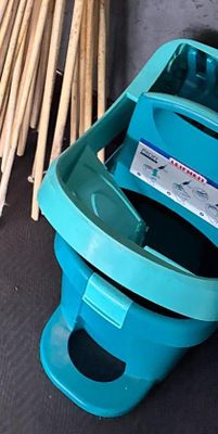 des toilettes bleues avec un siège bleu et quelques bâtons