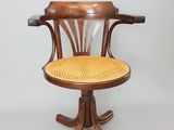 une image représentant une chaise en bois avec une assise en osier sur fond blanc