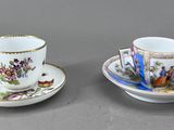 paire de tasses et soucoupes en porcelaine ornées d'oiseaux et de fleurs