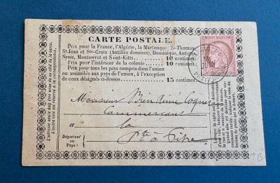 un gros plan d'un morceau de papier sur lequel est apposé un timbre