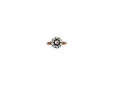 gros plan d'une bague en diamant sur fond blanc