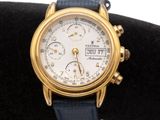 un gros plan d'une montre en or posée sur un tissu noir