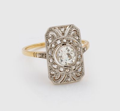 une bague ancienne en or et diamant