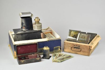 deux vieilles valises posées l'une à côté de l'autre