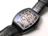 gros plan d'une montre sur une surface blanche