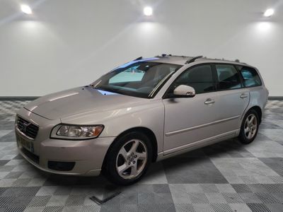 une photo d'un break Volvo argenté garé dans un garage