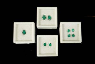 EMERAUDE. Lot de 3 émeraudes en taille poire, totalisant 3.