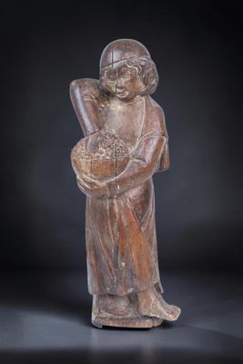 figurine sculptée représentant un homme tenant un panier de fruits