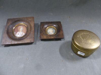 trois petits objets en laiton sont posés les uns à côté des autres sur une table