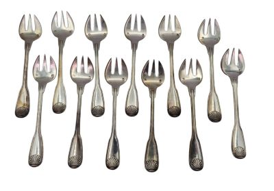 six fourchettes et six cuillères sont alignées en rang