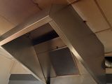 une horloge fixée au plafond d'un train