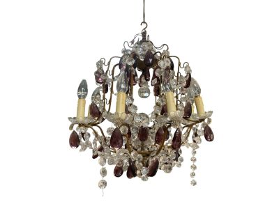 une image d'un lustre suspendu au plafond