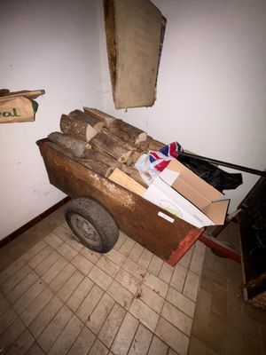 un chariot rempli de cartons, posé dans un coin de la pièce