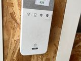 un téléphone portable fixé au mur