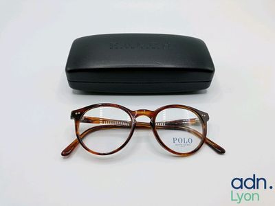 un gros plan sur une paire de lunettes posée sur une table