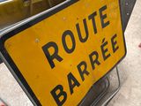 a yellow sign that says route barrreee on it