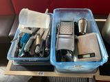 deux récipients en plastique posés sur une table et contenant divers objets