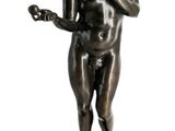 statue en bronze représentant un homme tenant une guitare, posée sur un socle en marbre
