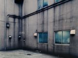 une borne d'incendie au milieu d'un parking