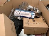 une boîte en carton remplie d'objets hétéroclites