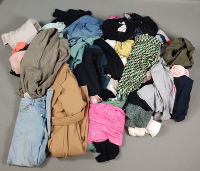 Fripe et vêtements d'occasion : Un ensemble d'environ 50 vêt… - Photo 1