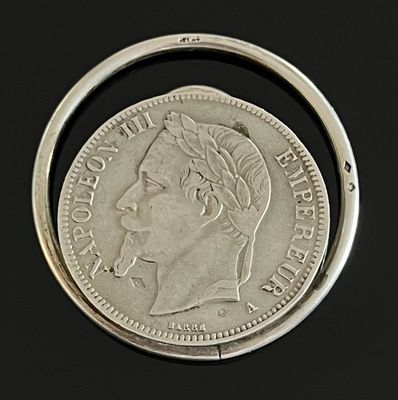 l'image d'une pièce d'argent sur laquelle figure le visage d'une femme