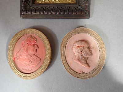 Petit bas-relief en métal doré figurant des angelots dans un…