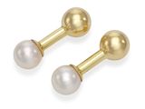 une paire de boucles d'oreilles en perles et or sur fond blanc
