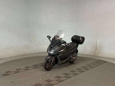 un motocycle garé à l'intérieur d'un bâtiment