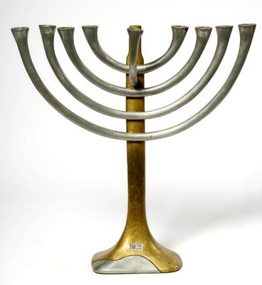 Grande hanoukkia en bronze et aluminium. Travail espagnol. Epoque: ver