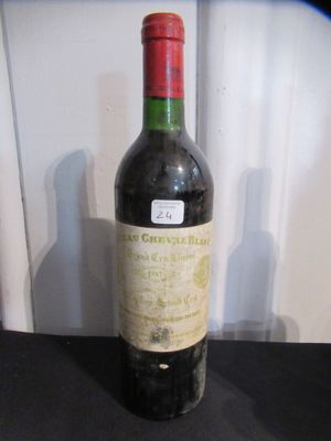 une bouteille de vin posée sur une table