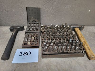 un grand nombre d'outils posés sur une table