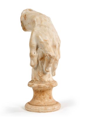 une image représentant une statue représentant une main posée sur un socle