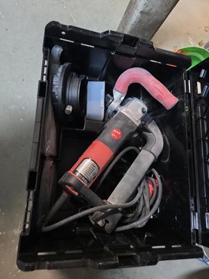 une boîte contenant des outils posée sur le sol