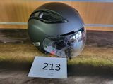 un casque portant un numéro, posé par terre