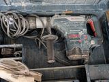 une boîte à outils contenant des outils, posée sur le sol
