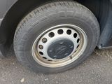 un gros plan sur un pneu sur le flanc d'un camion