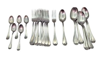 un grand nombre de cuillères et de fourchettes en argent sur une surface blanche