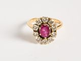 un gros plan d'une bague ornée d'une pierre rose entourée de diamants blancs