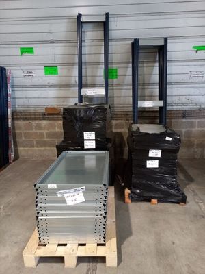 beaucoup de cartons et de palettes dans un entrepôt