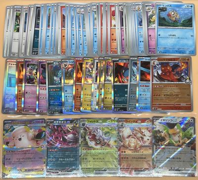 beaucoup de cartes pokemon différentes sur la table