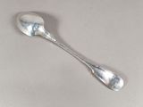 une cuillère en argent et une cuillère ordinaire posées sur une table