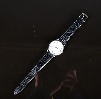 gros plan d'une montre sur une surface noire