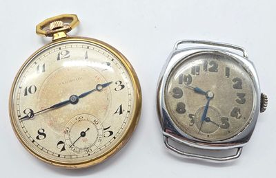 deux montres assises l'une à côté de l'autre sur une surface blanche