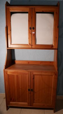 une armoire en bois munie d'une porte vitrée