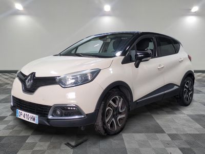 une voiture blanche garée sur un sol en damier dans un garage
