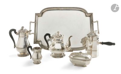 un plateau en argent avec un miroir et un service à thé en argent