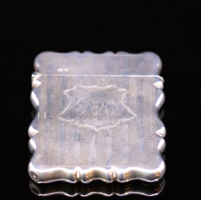 Etui à cigarettes en argent (800/°°), à bords chantournés, à…