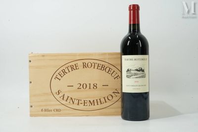 une bouteille de vin posée à côté d'une caisse en bois